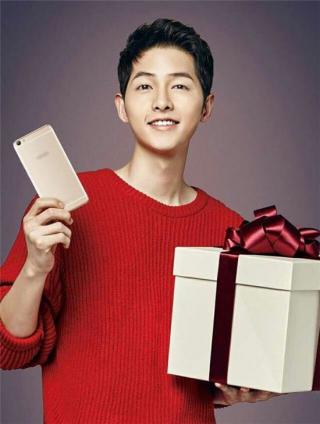 Fan phẫn nộ vì ảnh Song Joong Ki bị dẫm chân lên mặt