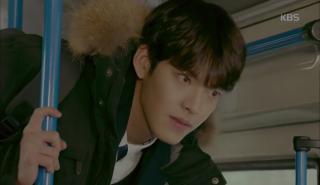 “Uncontrollably Fond”: Kim Woo Bin tặng gấu cho Suzy khiến nữ sinh khác đứng hình