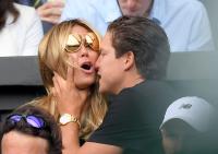 Bồ trẻ  cưỡng hôn  Heidi Klum trên khán đài sân tennis