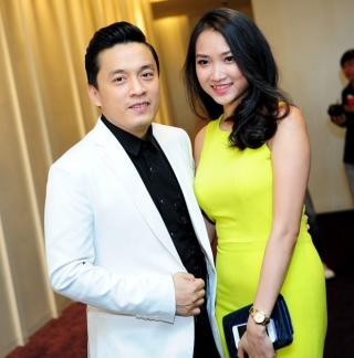 Lam Trường nịnh vợ 9X trong ngày sinh nhật