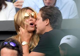 Bồ trẻ  cưỡng hôn  Heidi Klum trên khán đài sân tennis