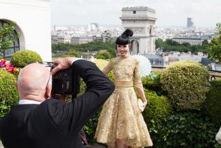 Siêu mẫu Jessica Minh Anh rạng ngời tại Paris Fashion Week