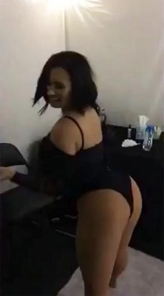 Demi Lovato khoe trọn vòng ba trong hậu trường