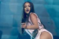 Rihanna phản ứng hài hước khi fan ném nội y lên sân khấu