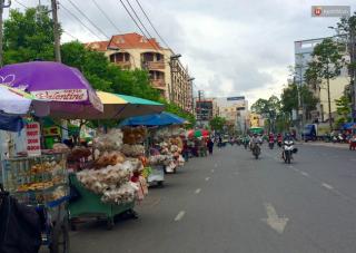 Cũng là món ăn vặt nhưng vì sao bánh tráng trộn ở Sài Gòn chưa bao giờ bão hòa?