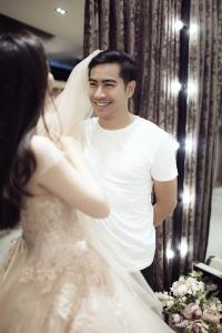 Ngọc Lan cùng chồng Thanh Bình rạng rỡ đi thử váy cưới