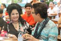 MC Thanh Bạch chăm sóc bà Thúy Nga trong chuyến từ thiện