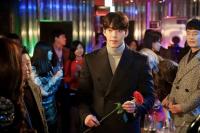 Uncontrollably Fond và W: Cuộc chiến giữa cặp bạn thân nổi tiếng