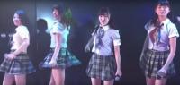Thần tượng 14 tuổi AKB48 nhảy sung bung gần hết cúc áo