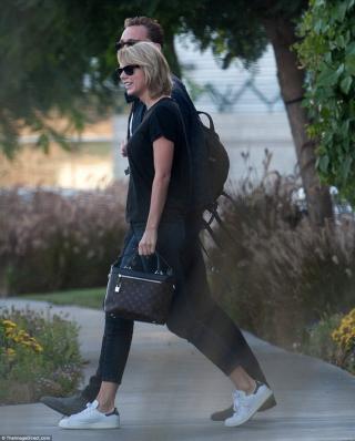 Taylor Swift tươi cười lộ diện cùng Tom sau scandal bị Kim  vạch trần 