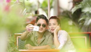 Hải Băng bị bắt gặp hôn Thành Đạt say đắm trong xe hơi