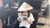 Dara (2NE1) khoe ảnh đội nón lá và đọc sách tìm hiểu về Việt Nam, chuẩn bị đổ bộ sân bay Tân Sơn Nhất