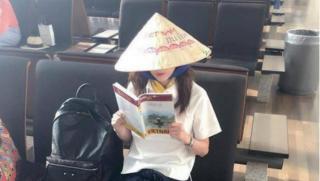 Dara (2NE1) khoe ảnh đội nón lá và đọc sách tìm hiểu về Việt Nam, chuẩn bị đổ bộ sân bay Tân Sơn Nhất