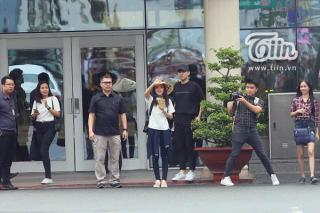 Dara đội nón lá tươi cười chào fan Việt