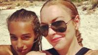 Hậu bị bạo hành, Lindsay Lohan mỉm cười dũng cảm bên bạn bè