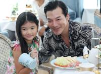 Con gái Trần Bảo Sơn xinh xắn đi tiệc trà cùng bố