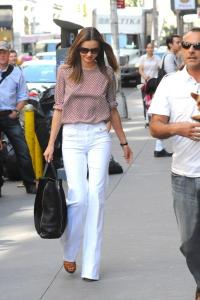 Mặc quần jeans trắng tôn dáng như siêu mẫu quốc tế