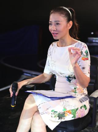 Thu Minh vừa ăn vừa hướng dẫn thí sinh Vietnam Idol