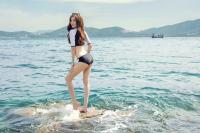 Nóng rực người khi ngắm ảnh bikini của Ngọc Loan The Face