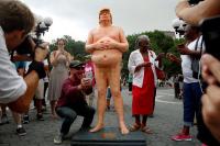 Tượng Donald Trump khỏa thân xuất hiện ở New York