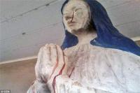 Bức tượng Đức mẹ bỗng nhiên khóc ra máu suốt hơn 1 tuần qua