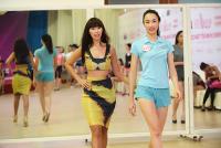 Hà Anh khoe thân hình đồng hồ cát trước dàn thí sinh Hoa hậu VN