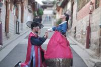 Hot girl Châu Bùi khoe ảnh đi Hàn mặc hanbok cùng bạn trai
