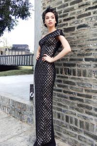 Hà Hồ mặc váy ghép từ khăn Louis Vuitton