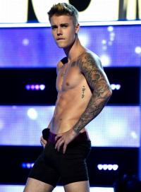 Loạt ảnh cơ bắp của Justin Bieber khiến fan nữ phát sốt