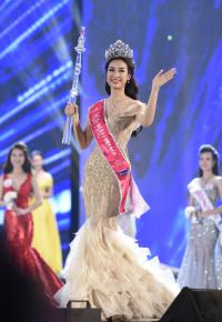 Hoa hậu Đỗ Mỹ Linh  mặc lại  váy của á hậu Huyền My 1 năm trước