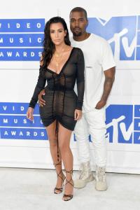Kim mặc xuyên thấu cùng chồng tới thảm đỏ MTV Video Music Awards