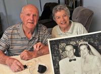 Ăn bánh cưới gìn giữ suốt 60 năm để kỷ niệm tình yêu