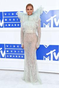 Váy áo  muối mặt  sao trong Lễ trao giải MTV 2016