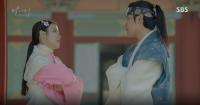 Moon Lovers: Đánh nhau chán chê, hoàng tử Baekhyun lại đột nhiên phải lòng IU