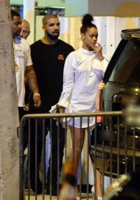 Rihanna công khai hẹn hò Drake sau 7 năm chỉ coi như bạn bè