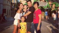 Vợ tỷ phú sòng bài cùng con riêng của chồng đi Singapore du lịch