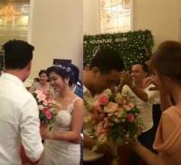 Tranh thủ đi đám cưới, chàng trai nhận hoa từ cô dâu và cái kết bất ngờ