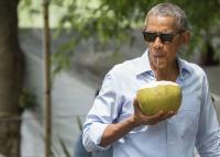 Ông Obama uống nước dừa trên phố ở Lào