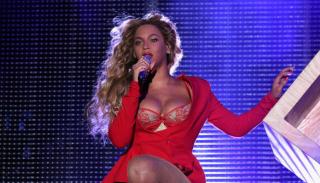 ​Beyoncé giúp vũ công cầu hôn trên sân khấu