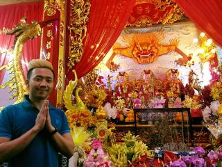 Trấn Thành có đáng bị lên án vì mặc quần nhăn nhúm, tóc vàng hoe đi cúng tổ nghiệp?