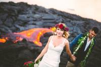 Đôi trẻ liều lĩnh chụp ảnh cưới bên miệng núi lửa