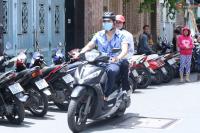 Hoài Linh đi xe máy, đội nắng đến lễ tang của Minh Thuận