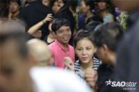Người đàn ông liên tục selfie khiến Hà Hồ và các nghệ sĩ bối rối khi đến viếng Minh Thuận