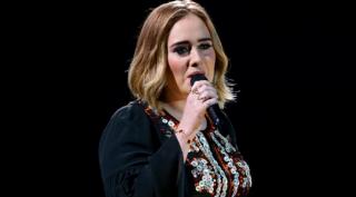 Adele lại muốn  áo trắng em đến trường 