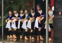 Tranh cãi về điệu múa trên nền nhạc Hoa tại lễ khai giảng