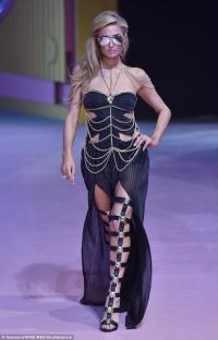 Paris Hilton diện váy cắt xẻ trên sàn diễn Milan