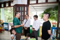 Gia đình Minh Thuận đi trao tiền từ thiện theo di nguyện của nam ca sĩ