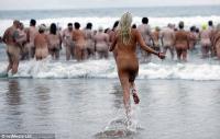 Hàng trăm người khỏa thân tắm biển để quyên tiền từ thiện