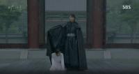 Moon Lovers: “Anh Tư” Lee Jun Ki tái hiện lại cảnh che mưa kinh điển trong Bộ Bộ Kinh Tâm!