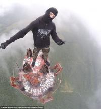 Chàng trai liều mạng chụp selfie trên đỉnh tháp truyền hình